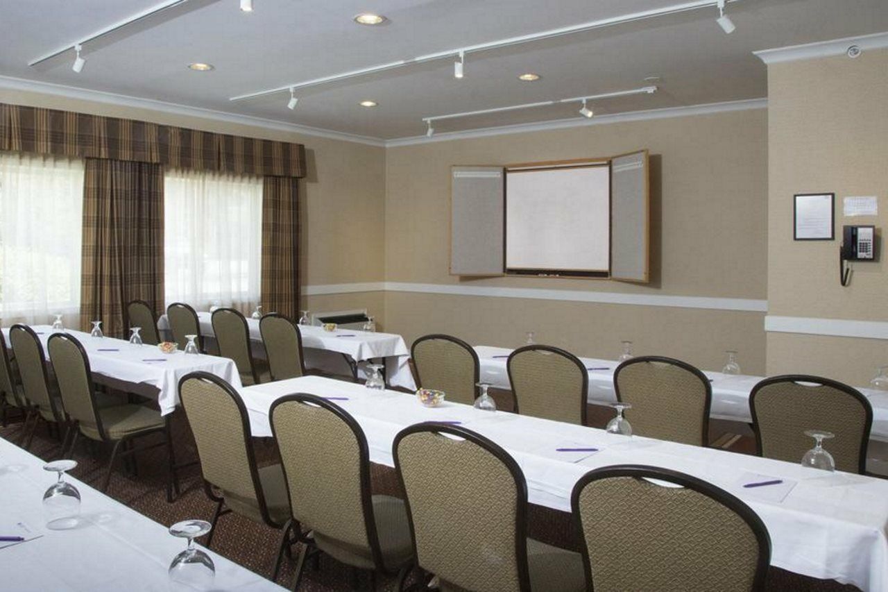 Coast Canmore Hotel & Conference Centre מראה חיצוני תמונה